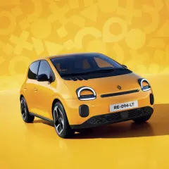 Nowy, żółty Renault Twingo z okrągłymi światłami i zabawnym tłem.