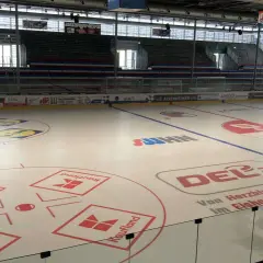 Eishockeyfeld in der Kolbenschmidt Arena Heilbronn mit Werbung von Lidl, Kaufland und DEL2.