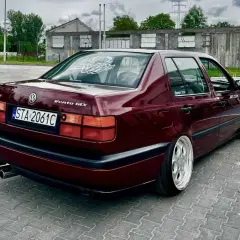 Ciemnoczerwony Volkswagen Vento GLX z felgami BBS stoi na parkingu.