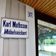 Skylt för Karl Mathsson Möbelsnickeri, en del av Bruno Mathsson Museum.