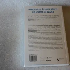 Rückseite eines Buches mit dem Titel "Nur weil etwas endet, heißt das nicht, dass es weg ist." von Orvos Tóth Noémi.