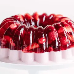 Gâteau moulé aux fruits rouges et à la crème, une délicieuse gelée passion recette.