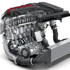 Widok przekroju silnika z widocznymi tłokami i cylindrami. Turbo doładowanie i intercooler sugerują dużą moc.