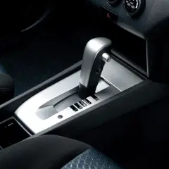 Interno auto con leva cambio automatico CVT. Le posizioni sono P, R, N, D, L.