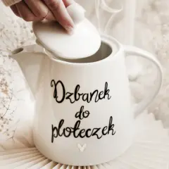 Biały dzbanek z napisem "Dzbanek do ploteczek" - idealny pomysł, co kupić koleżance na prezent.