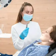Kiedy kawa po ekstrakcji zęba? Uniknij suchego zębodołu!