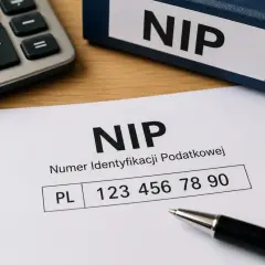 Na dokumencie widnieje numer NIP, który ma 10 cyfr. Obok leży długopis i kalkulator.