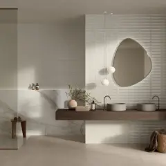 Bagno moderno con doccia, doppio lavabo e specchio asimmetrico. Ottimi esempi di disposizione piastrelle bagno con finiture in marmo e texture 3D.