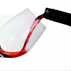 Czerwone wino nalewane do kieliszka. Czy wino czerwone jest zdrowe? To pytanie nurtuje wielu miłośników tego trunku.