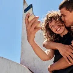 Szczęśliwa para robi selfie na tle błękitnego nieba. Chcesz wiedzieć, jak doladowac t mobile?