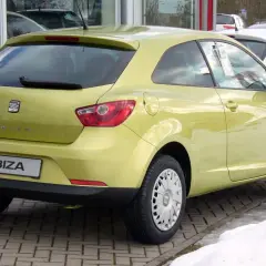 Żółty Seat Ibiza 1.4 benzyna stoi na placu.