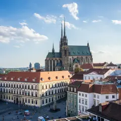 Widok na katedrę św. Piotra i Pawła oraz plac Wolności. Wspaniałe miejsca, które warto zobaczyć w **Brnie**.