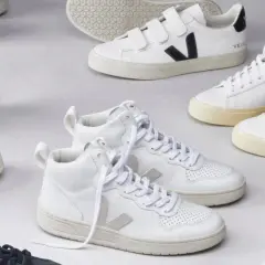 Białe i granatowe sneakersy Veja, niektóre na rzepy, inne sznurowane. Zobacz, co to za firma, która tworzy stylowe i ekologiczne obuwie.