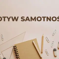 Notatnik, ołówki, linijka i spinacze na jasnym tle z napisem "Motyw samotności".