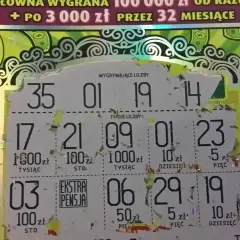 Zdrapka z wygranymi liczbami. Czy wygrana w zdrapce 1000 złotych wymaga wizyty w oddziale totalizatora? Na zdrapce widnieją liczby i kwoty, m.in. 1000 zł.