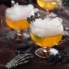 Jak przygotować drinki z jadalnym brokatem i dymem z suchego lodu: przerażające, mgliste napoje z pająkami i szkieletem.
