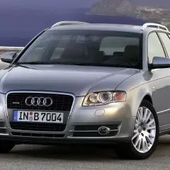 Srebrny Audi A4 B7 Avant na tle morza i gór.