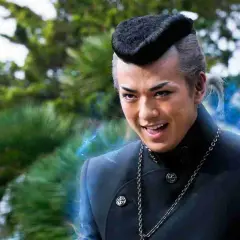 Un jeune homme au style unique, peut-être dans des films et séries TV avec Mackenyu, dégage une énergie mystérieuse.