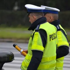 Policjant w kamizelce odblaskowej trzyma alkomat. Czy można odmówić dmuchania w alkomat? To pytanie zadaje sobie wielu kierowców.