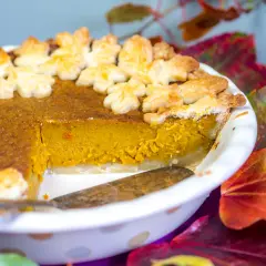 Ein leckerer Kürbiskuchen, dekoriert mit Blätter-Ausstechern, perfekt für Halloween.