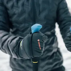 Rękawice z logo Primaloft, idealne na zimowe wędrówki. To materiał, który zapewnia ciepło i komfort.