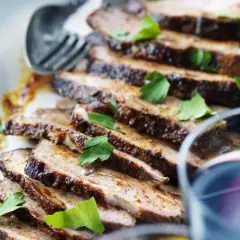 Skivad karre i ugn, saftig och kryddad, serverad med färsk persilja. En perfekt måltid att njuta av.