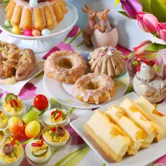Wielkanocne menu: babka, kiełbaski, jajka faszerowane, sernik i słodkości.