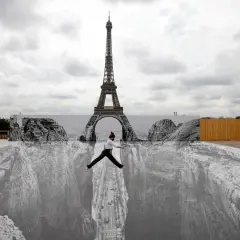 Une femme saute au-dessus d'un gouffre dessiné par un peintre trompe l'oeil connu, avec la Tour Eiffel en arrière-plan.