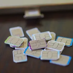 Kupa kart SIM, gotowa do aktywacji. Każda to potencjalny darmowy starter, czekający na nowy telefon.