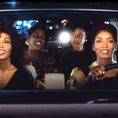 Whitney Houston i jej przyjaciółki w kultowym filmie. Radość i przyjaźń w nocnej podróży.