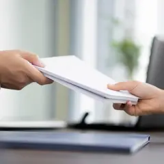 Przekazanie dokumentów, kluczowe dla ustalenia, czy warunki zabudowy przechodzą na nowego właściciela.