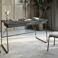 Nowoczesny blat zamiast biurka, inspirowany minimalizmem. Eleganckie metalowe nogi, szara powierzchnia, lampa i rośliny tworzą stylowe miejsce pracy.