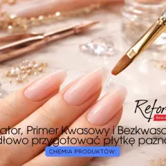 Dłoń z idealnymi paznokciami, pędzelek z żelem. Dowiedz się, co to jest dehydrator do paznokci i jak przygotować płytkę.