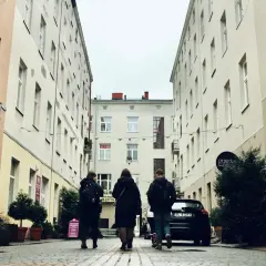 Spacer po urokliwej uliczce, idealne na weekendowe odkrywanie fajnych miejsc na weekend południe Polski.