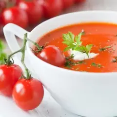 Ile kalorii ma zupa pomidorowa? Zaskakujące fakty i fit triki!