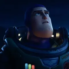 Buzz Lightyear w skafandrze kosmicznym, zamyślony, spogląda w górę. Jego astralna podróż dopiero się zaczyna.