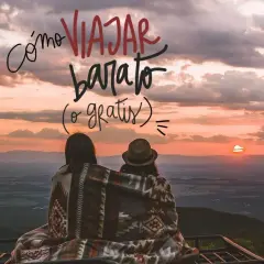 Dos personas comparten una manta viendo un atardecer. El texto dice "Cómo viajar barato (o gratis)".