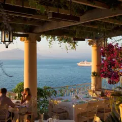 Coppia cena romantica in uno dei migliori ristoranti di Sorrento, con vista sul mare e Vesuvio.