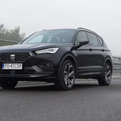Czarny Seat Tarraco na drodze, gotowy na podróż.