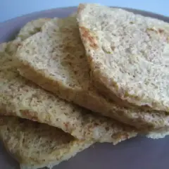 Tranches de pain au son d'avoine Dukan, légères et aérées, sur une assiette grise.