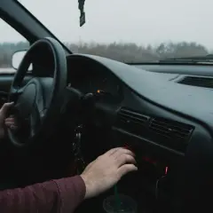 Conduisant sous un ciel gris, ajustant la radio. Une nouvelle étape vers la **reforme permis** pour plus de liberté.