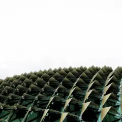 Edificio con facciata a squame triangolari, che ricorda i materiali a cambiamento di fase per la sua struttura dinamica e adattiva.