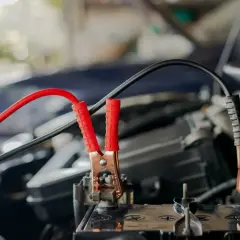 Kable rozruchowe podłączone do akumulatora. Dowiedz się, jak zrobić prostownik z transformatora, by naładować baterię.