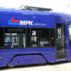 Niebieski tramwaj MPK Wrocław z numerem 3201. Idealny środek transportu, by kupić mpk wrocław bilety dla dzieci i ruszyć na wycieczkę po mieście.