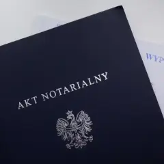 Akt notarialny z godłem Polski. Dokumenty gotowe do podpisania, czekają na ustalenie taksy notarialnej.