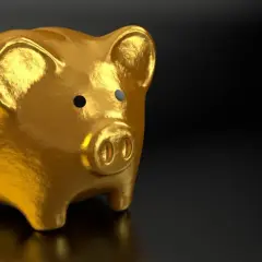 Złota skarbonka w kształcie świnki, błyszcząca jak złoty krugerrand 1 oz, symbolizuje oszczędności i bogactwo.