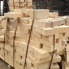 Stos cegieł szamotowych, gotowych do transportu. Zastanawiasz się, ile waży cegła?