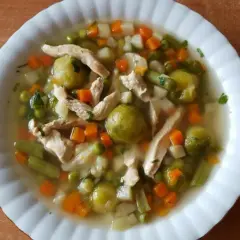 Ile kalorii ma zupa jarzynowa na kurczaku? Odchudź swój talerz!