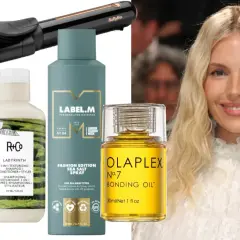 Hårprodukter för beach waves: saltvattenspray, texturkräm, olja och locktång. En modell med blont, vågigt hår.
