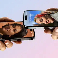 Dwie dłonie trzymają telefony, na których wyświetla się udostępnianie kontaktów. Kontrola rodzicielska na telefonie pozwala na bezpieczne udostępnianie danych.